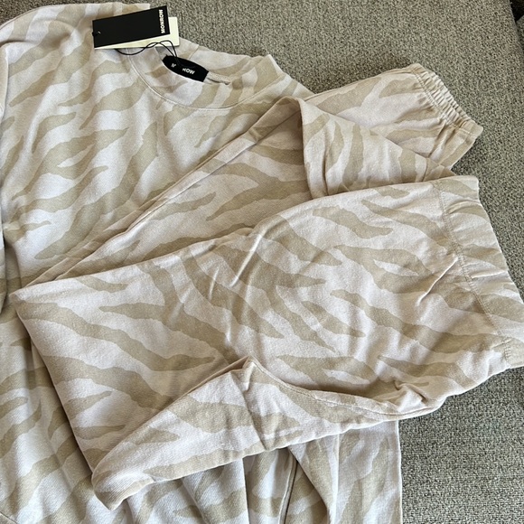 Monrow set Boxy Zebra Print Crew Neck Sweatshirt and joggers - Picture 5 of 5